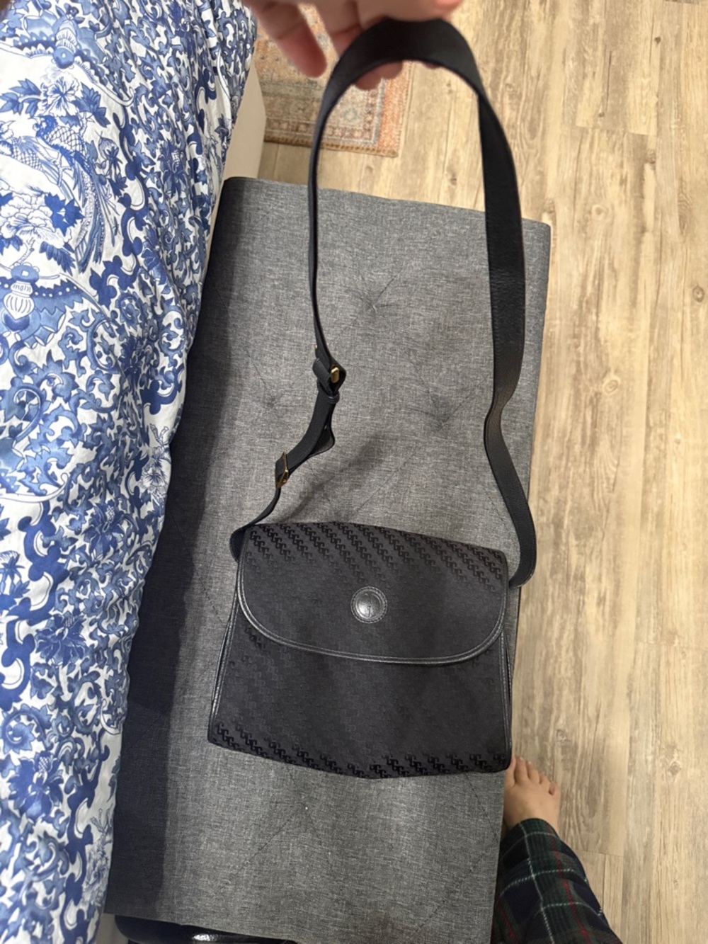 Gucci Black Men's Messenger Bag with Signature Pattern